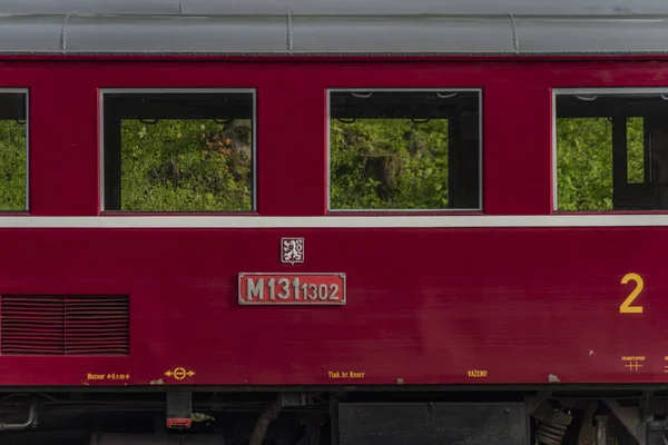 Ancien train diesel rouge avec voiture verte cargo dans la ville de Ceska Kamenice — Photo