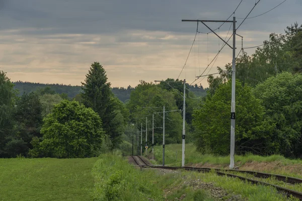 Stary elektryczny Tor kolejowy pomiędzy miastem Tabor a miastem uzdrowisku Bechyne — Zdjęcie stockowe