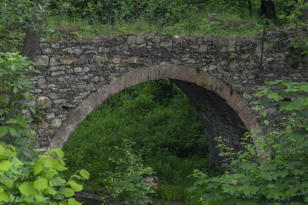 Aquädukt über den Fluss Kamenice im Nationalpark am Frühlingsabend — Stockfoto