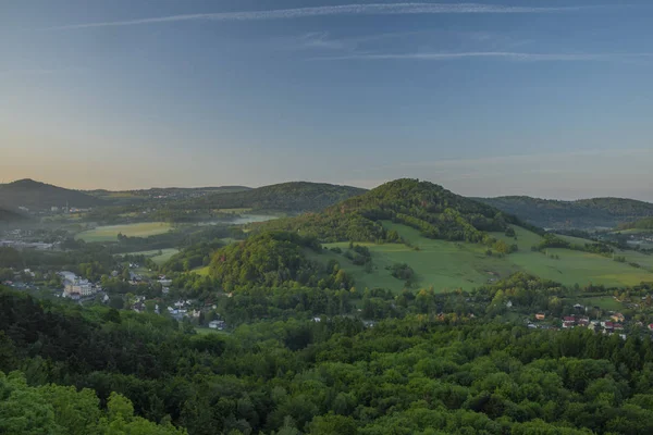 Uitzicht vanaf Jehla Hill over Ceska Kamenice town in het voorjaar Misty Morning — Stockfoto