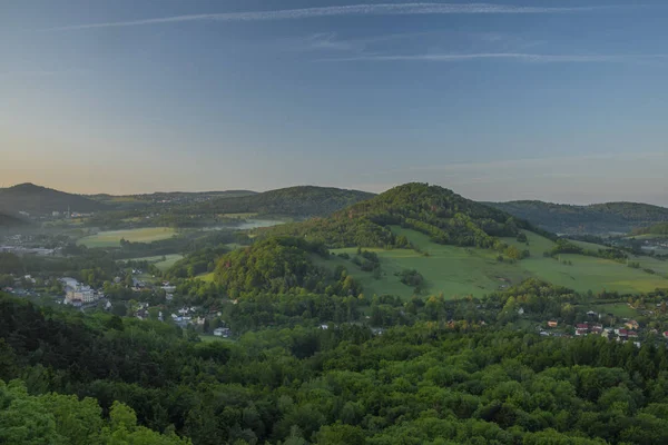 Blick vom Hügel Jehla über die Stadt Ceska Kamenice im frühlingshaften Nebel — Stockfoto