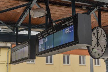 Bahar gününde platformda Plzen ana istasyonunda elektronik işaretler