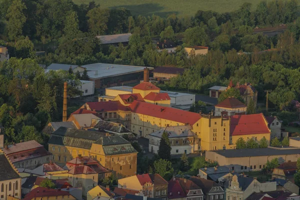 Se fra Jehla-åsen over Ceska Kamenice byen om våren tåkete morgen – stockfoto