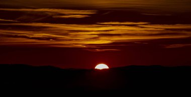İlkbahar akşamı Ceske Budejovice şehir yakınında Kırmızı ve turuncu günbatımı gökyüzü