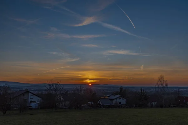 Puesta de sol sobre Doubravice pueblo con campos verdes en la noche de primavera —  Fotos de Stock