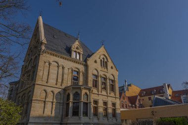 Almanya'da Zwickau şehirde ilkbaharda güneşli sabah eski binalar