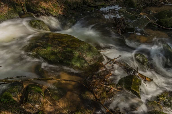 Grande acqua di sorgente sul bel torrente in primavera giorno in montagna Krusne — Foto Stock