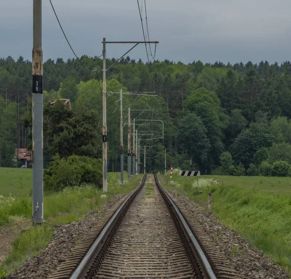 タボア町とベチイン温泉街の間の古い電気鉄道線路 — ストック写真