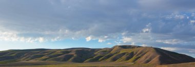Mavi gökyüzü ile yaz sonunda Kuzey Kaliforniya dağları