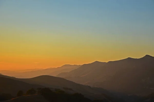 North California mountains in late summer with blue sky — Stock Photo, Image