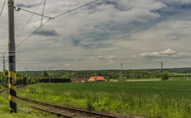 Bahar taze mavi gökyüzü gün Sudomerice u Bechyne istasyonu
