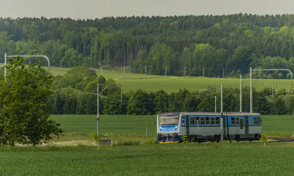 Niebieski pociąg w pobliżu Sudomerice u Bechyne stacja na starej kolei elektrycznej — Zdjęcie stockowe