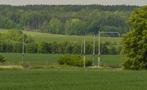 Stary elektryczny Tor kolejowy pomiędzy miastem Tabor a miastem uzdrowisku Bechyne — Zdjęcie stockowe