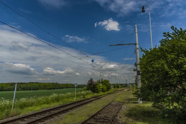Bahar taze mavi gökyüzü gün Sudomerice u Bechyne istasyonu