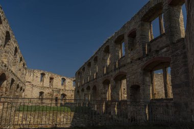 İlkbaharda mavi gökyüzü ile Almanya'da kale Gleichen Iç