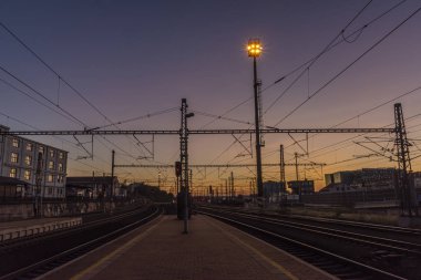 Prag'da yaz aylarında platformdan ışıklarla manzaranın olduğu gece