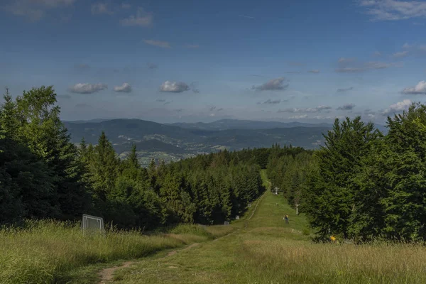 Estate vista verde dalla collina Javorovy in bella giornata calda — Foto Stock