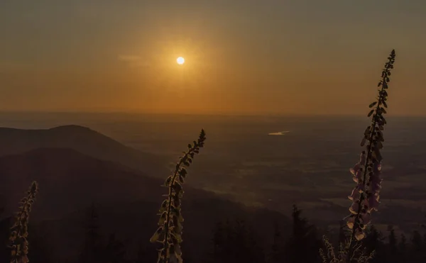 Cor verão pôr do sol vista da colina Javorovy sobre a cidade de Trinec — Fotografia de Stock