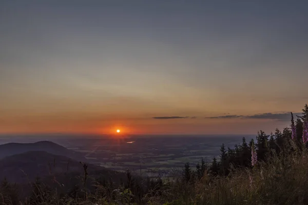 Kleur zomer zonsondergang uitzicht vanaf Javorovy Hill over Trinec town — Stockfoto