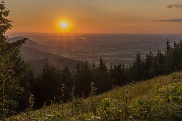 Színes nyári naplemente kilátás Javorovy hegy felett Trinec város — Stock Fotó