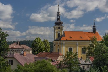 Sıcak yaz güneşli bir günde Pecka kasabasında kırmızı çatılı eski renkli kilise