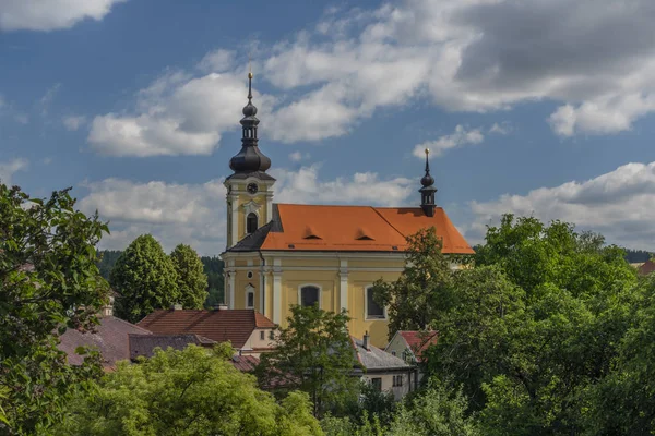 Starý barevný kostel s červenou střechou ve městě pecka v horkém letním slunném dnu — Stock fotografie