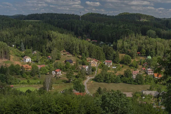 Vista desde el castillo de Pecka en el caluroso día de verano — Foto de Stock