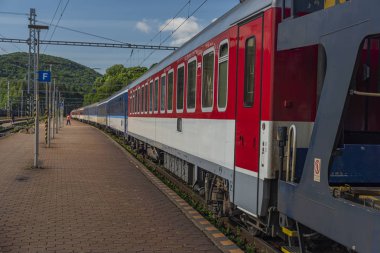 Uyku antrenörleri ve araba motosiklet antrenörleri Kysak istasyonu ile gece treni