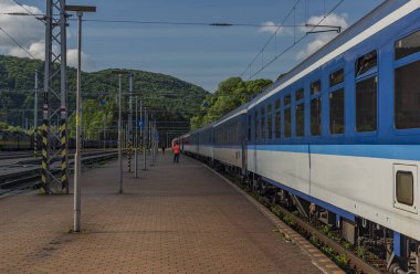 Uyku antrenörleri ve araba motosiklet antrenörleri Kysak istasyonu ile gece treni