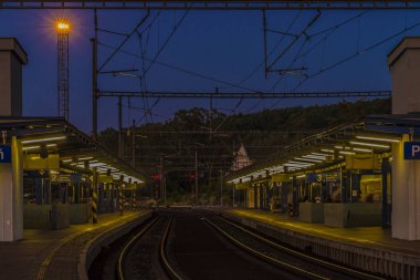 Prag'da yaz aylarında platformdan ışıklarla manzaranın olduğu gece