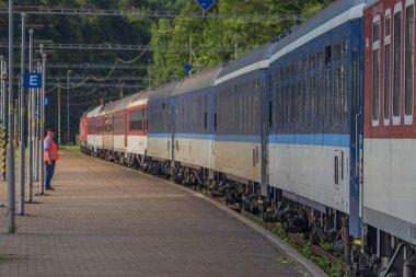 Uyku antrenörleri ve araba motosiklet antrenörleri Kysak istasyonu ile gece treni