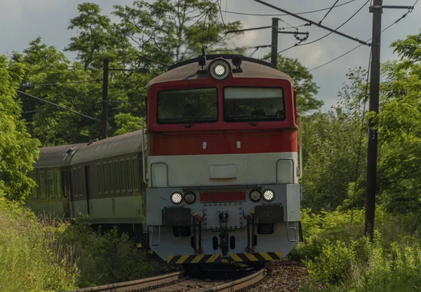 Grand train de passagers diesel rouge près de la gare de Kysak en été matin chaud — Photo