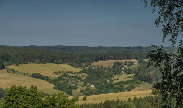 Heißer Sommermorgen in der Nähe der Pecka-Altstadt in Ostböhmen — Stockfoto