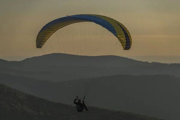 Parapendio da Javorovy collina sopra Trinec città — Foto Stock