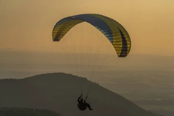 Paragliding vanaf Javorovy Hill over Trinec town — Stockfoto