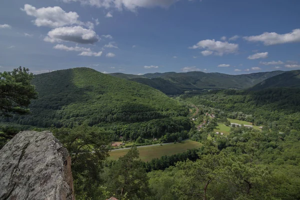 Point de vue Skalka rocher sur la vallée de la rivière Hornad dans la journée chaude d'été — Photo