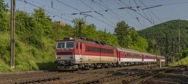 Treno slovacco rosso nella stazione Kysak nella Slovacchia orientale — Foto Stock