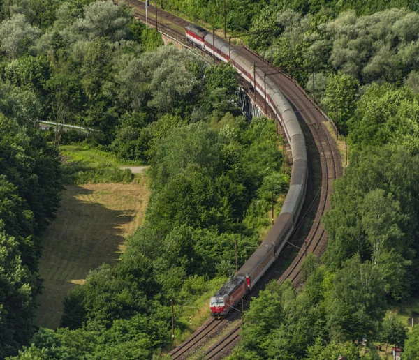 Snelle sloavakia-trein vanaf Skalka View Point nabij station Kysak — Stockfoto
