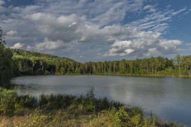 Batı Bohemya Kynsperk nad Ohri kasabasında Tanrı nimet gölet
