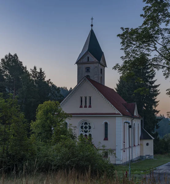 Peter- und Paulskirche in Rotava vor Sonnenaufgang am Sommermorgen — Stockfoto