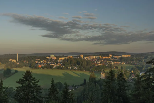 Rotava Stadt bei Sonnenaufgang mit Wohnblock am Sommermorgen — Stockfoto