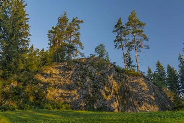 Rotava órgano basalto roca en verano amanecer mañana en el oeste de Bohemia — Foto de Stock