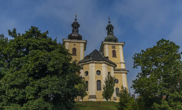 Iglesia de la Asunción de Santa María en Kynsperk nad Ohri ciudad en la mañana de verano — Foto de Stock