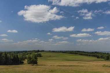 Yaz sıcak gününde kaybolan köy Smrkovec yakınlarındaki çayır ve mera arazi