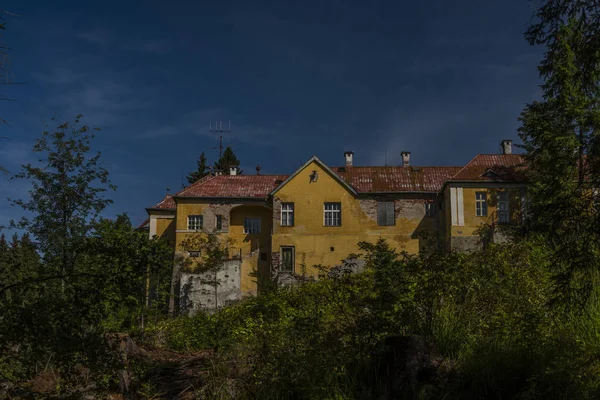 Dere ile yaz güneşli bir günde Krusne dağlarında ormanda eski av kale