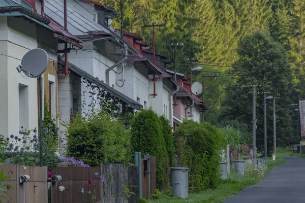 Yaz güneşli sıcak bir günde yol ile Ruzove vadisinde Evler