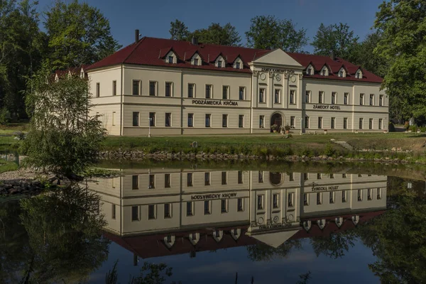Zamek z małym stawem i drzewem wokół w zachodnich Czechach w lecie — Zdjęcie stockowe