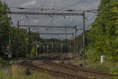 Yaz öğleden sonra batı Bohemya Dasnice istasyonunda Elektrikli demiryolu hattı