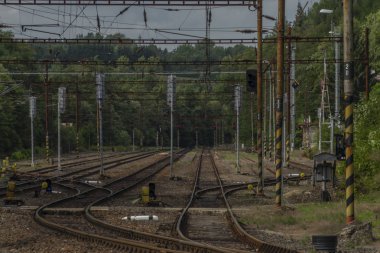 Yaz öğleden sonra batı Bohemya Dasnice istasyonunda Elektrikli demiryolu hattı