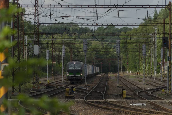 Electric Railway track in Dasnice station in West-Bohemen in de Zomermiddag — Stockfoto